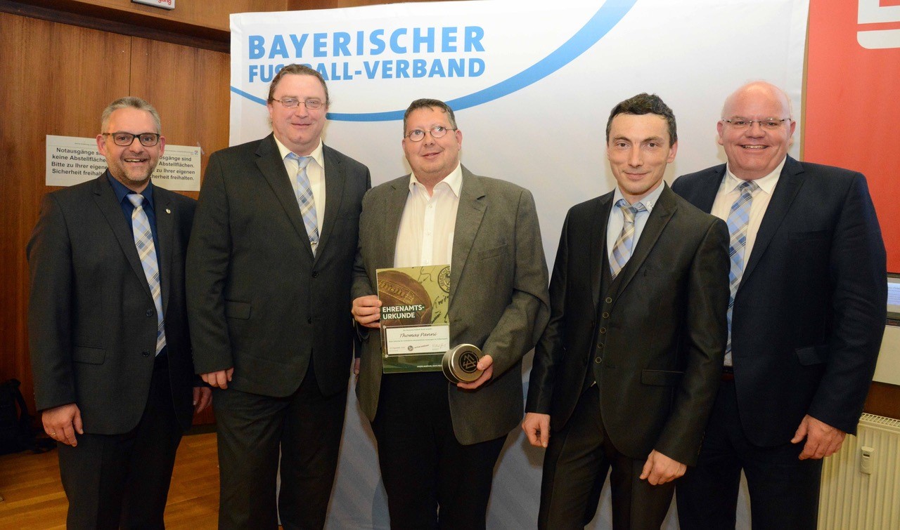 DFB Uhr mit Urkunde fr Thomas Panni